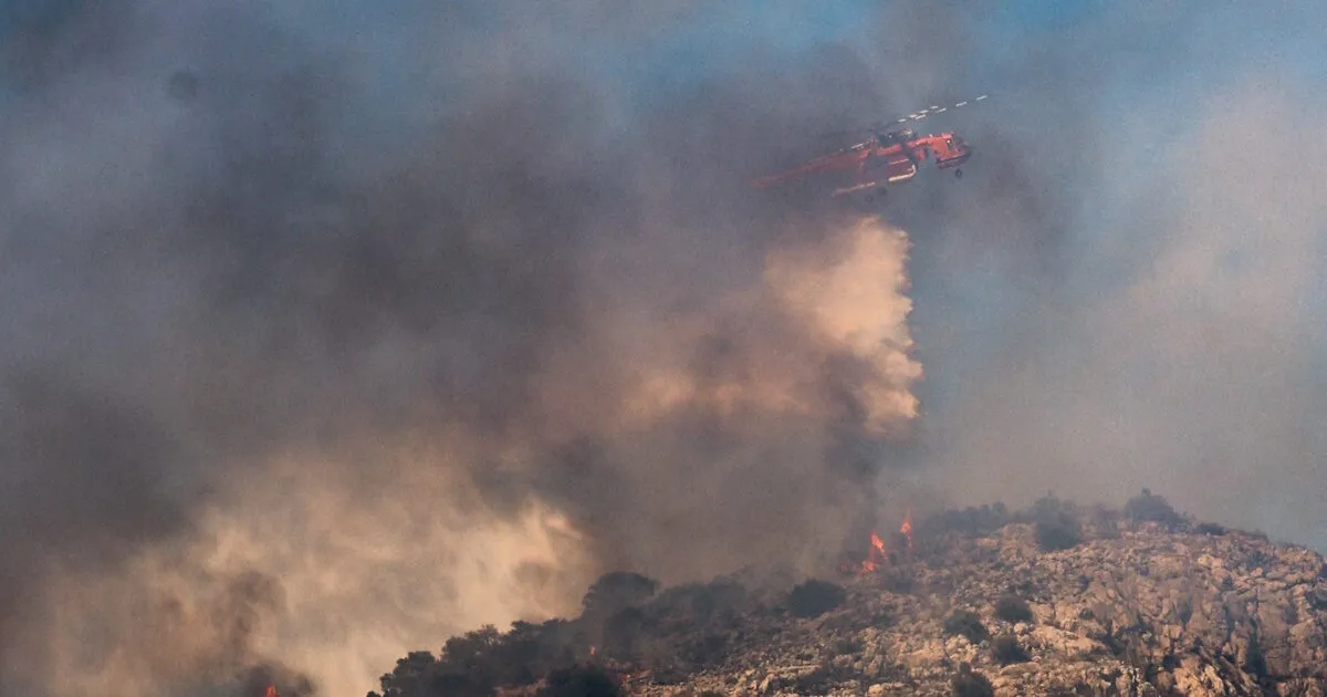 Πυροσβεστικό ελικόπτερο σε επιχείρηση κατά πυρκαγιάς