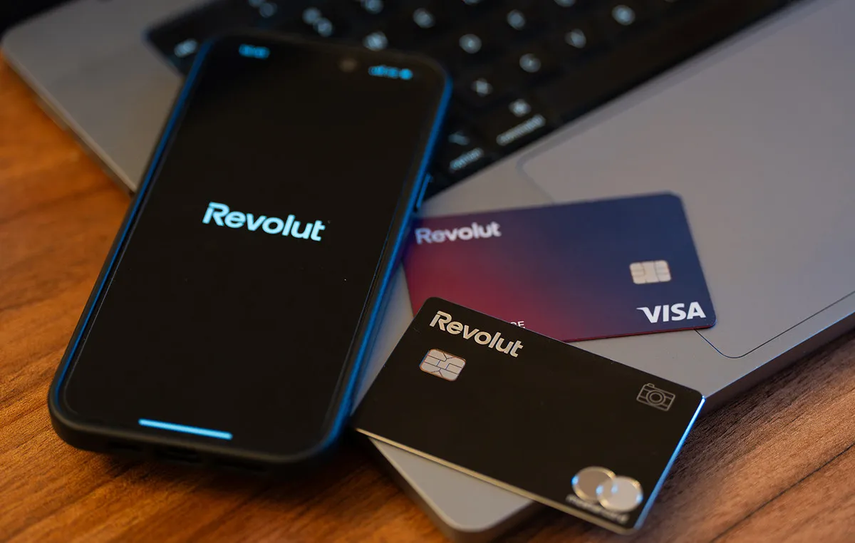 Λογότυπο Revolut με σύμβολα κυβερνοασφάλειας και χάκερ