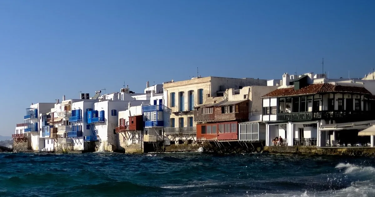 Σφραγισμένο κτίριο Πολεοδομίας Μυκόνου με αστυνομική ταινία