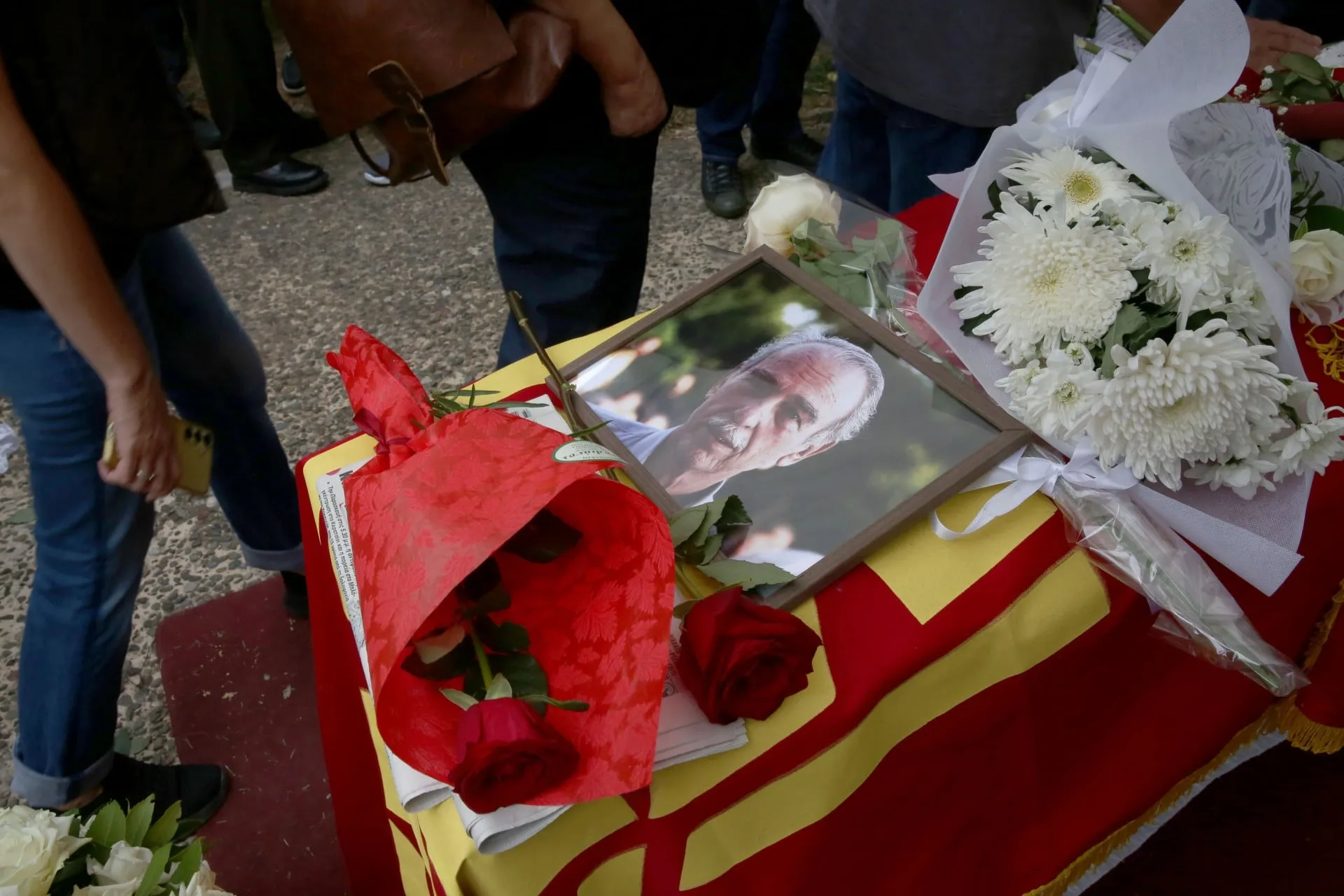 Η κηδεία του Σπύρου Χαλβατζή με σημαία του ΚΚΕ