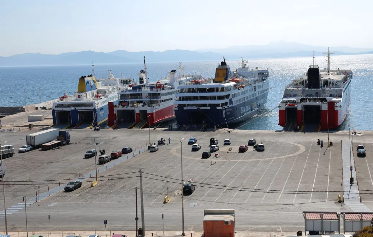 Το πλοίο Super Express στο λιμάνι της Ραφήνας