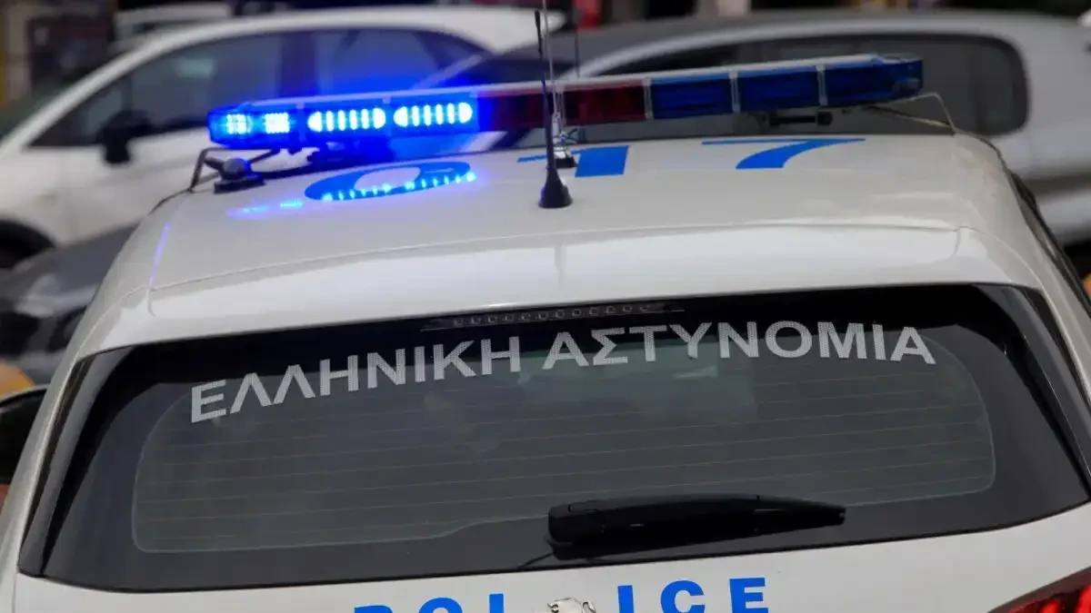 Αστυνομικοί συλλαμβάνουν υπόπτους για τηλεφωνική απάτη