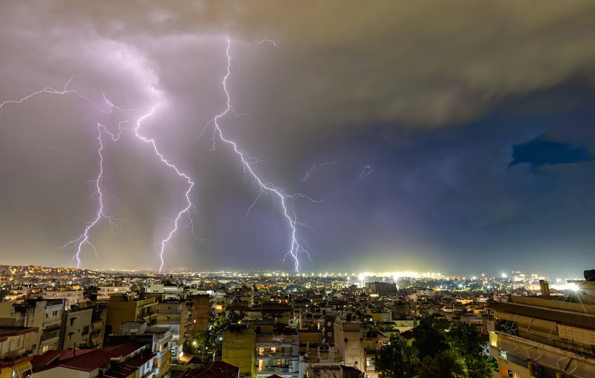 Καταιγίδα και κεραυνοί πάνω από τη Θεσσαλονίκη