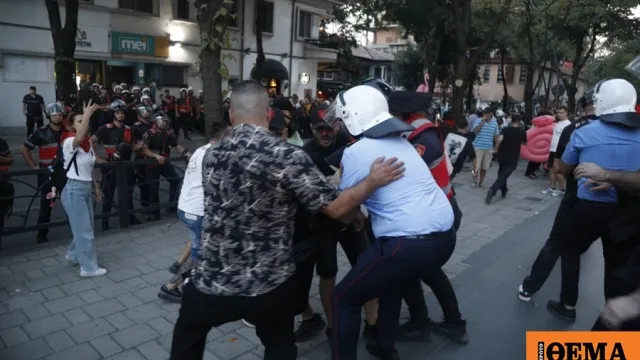Διαδηλωτές συγκρούονται με αστυνομία έξω από τη Βουλή στα Τίρανα