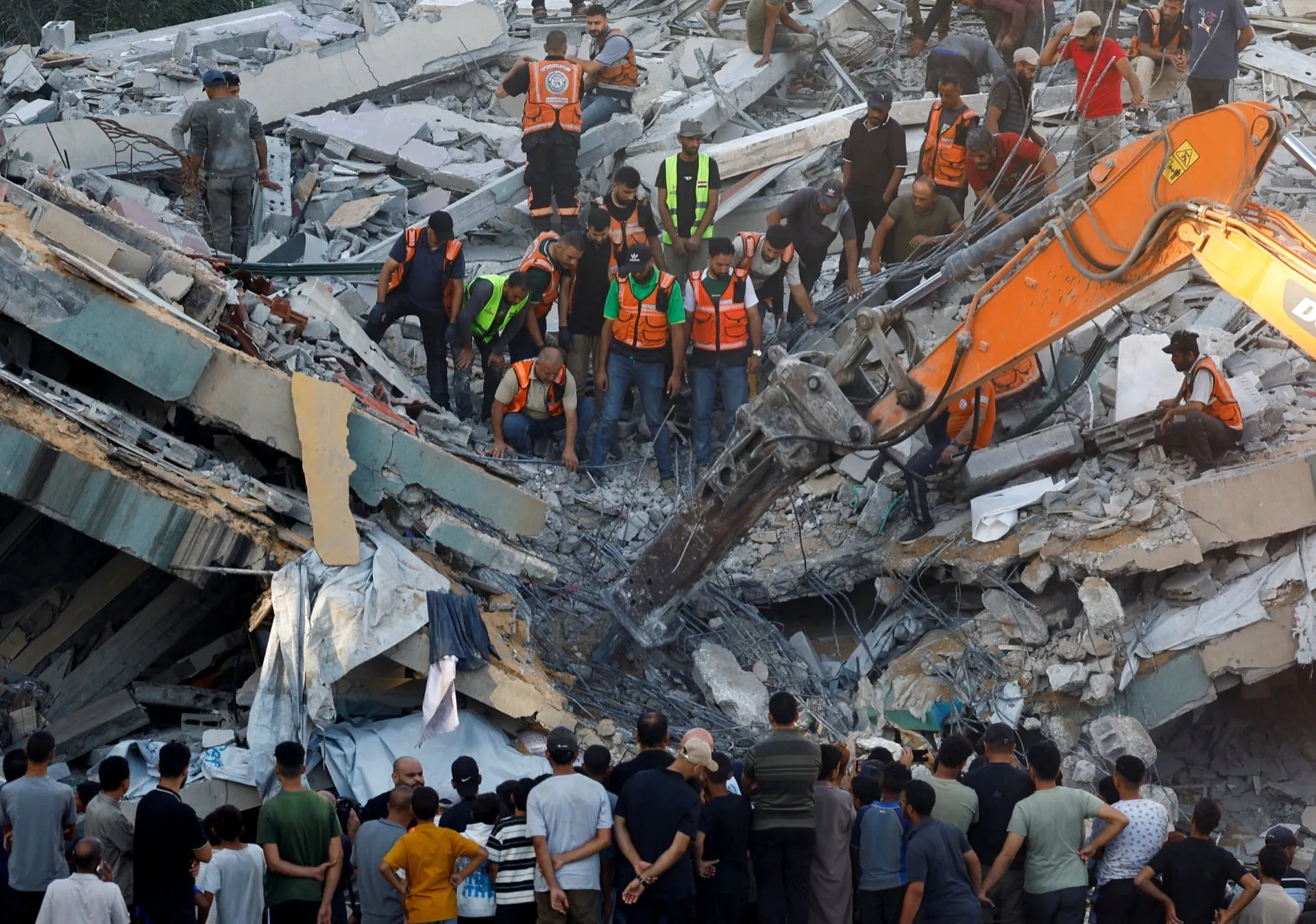 Ερείπια κατεστραμμένης πολυκατοικίας στην Πόλη της Γάζας