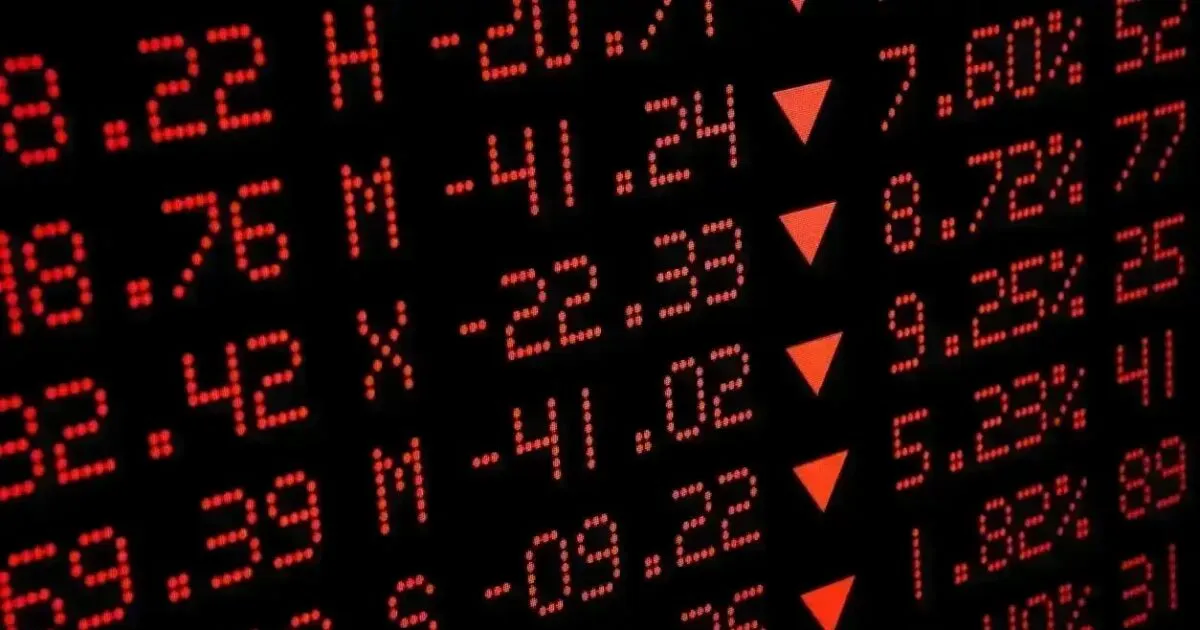 Οθόνη με δείκτες του Χρηματιστηρίου Αθηνών σε πτώση