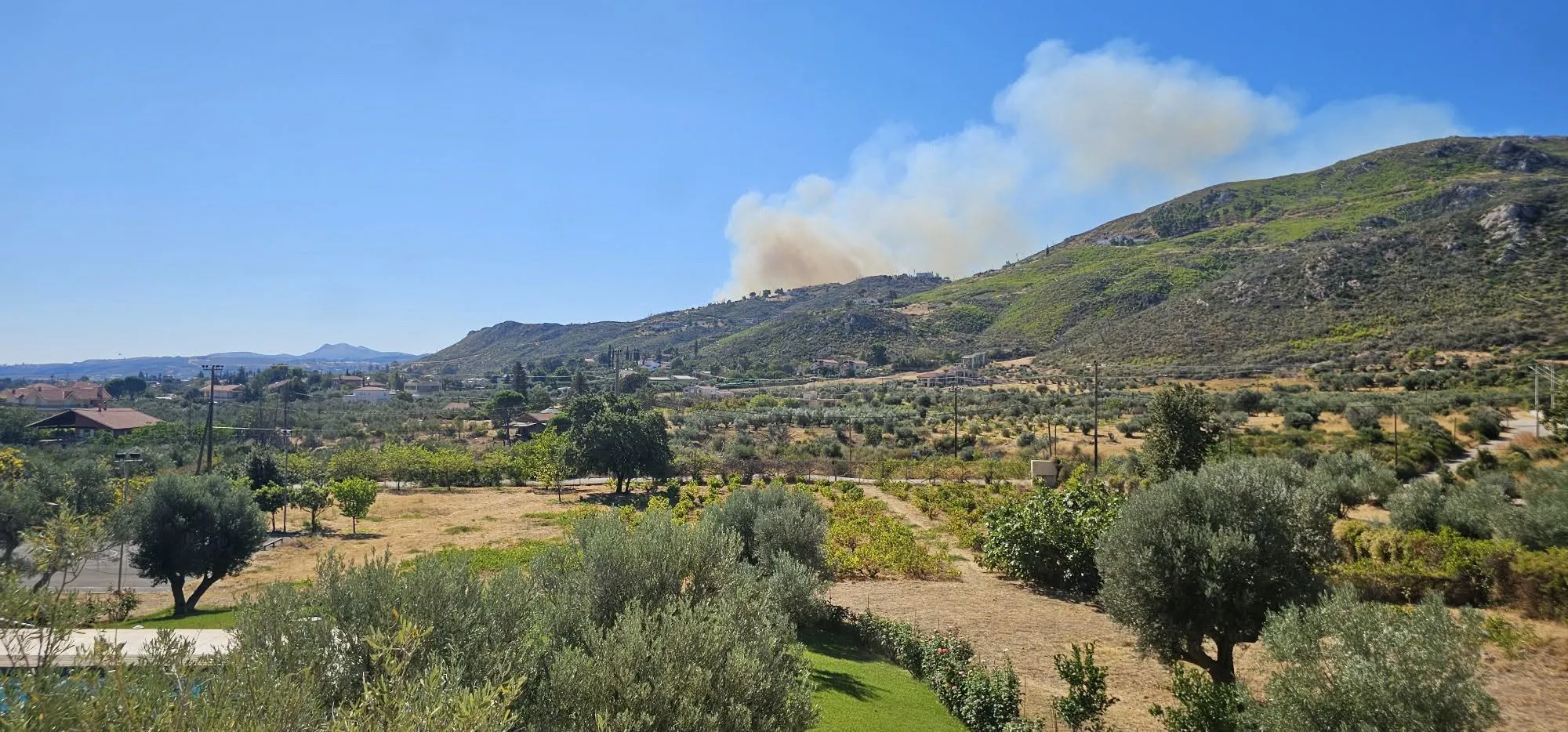 Πυροσβέστες επιχειρούν σε φωτιά εργοστασίου στο Βαθύ Χαλκίδας