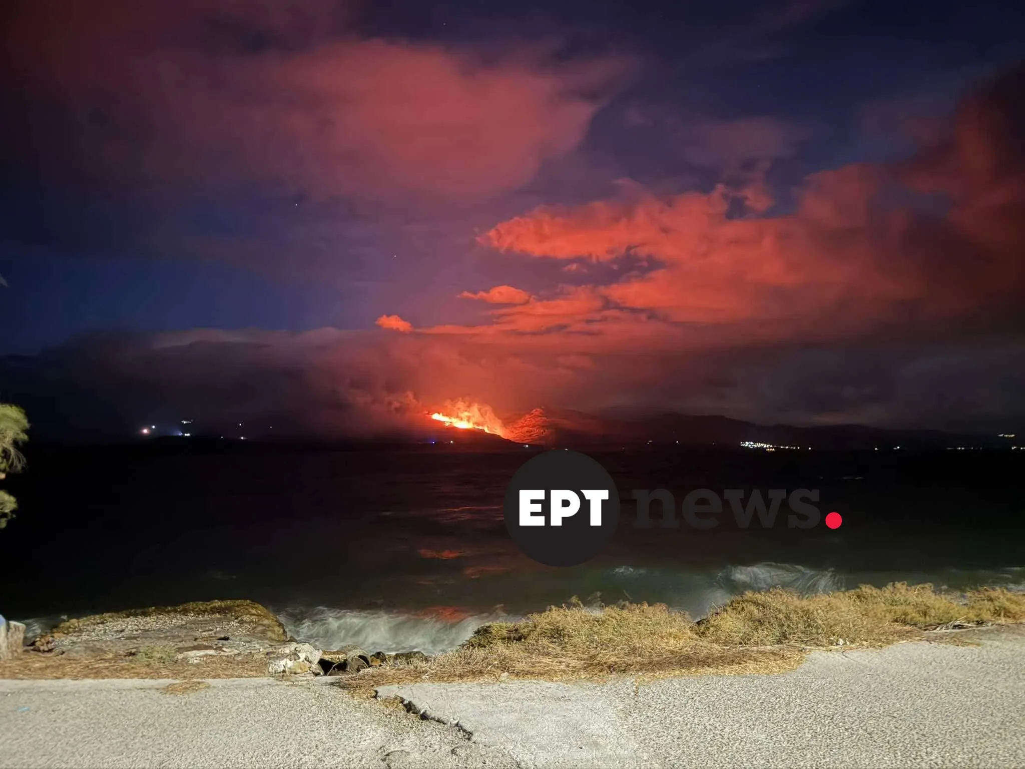 Πυροσβέστες κατασβήνουν φωτιά σε χαμηλή βλάστηση στη Λέσβο
