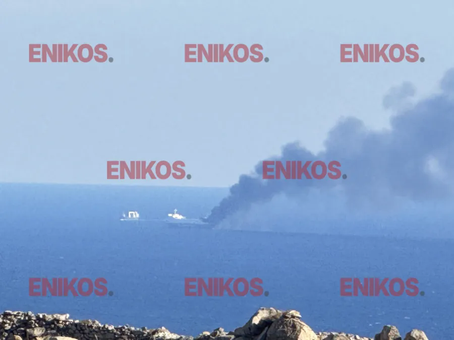 Φωτιά σε οχηματαγωγό πλοίο βόρεια της Μυκόνου