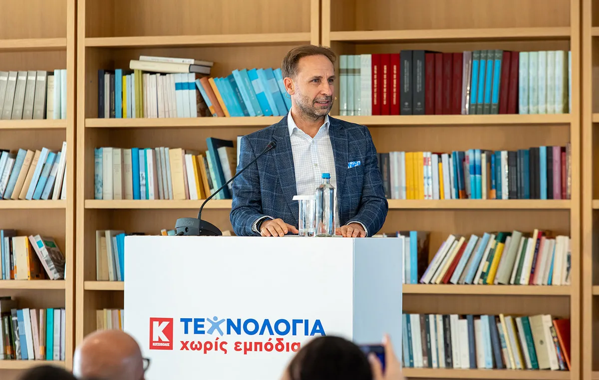 Πλοία και γερανοί στον Λιμένα Πειραιώς ΟΛΠ