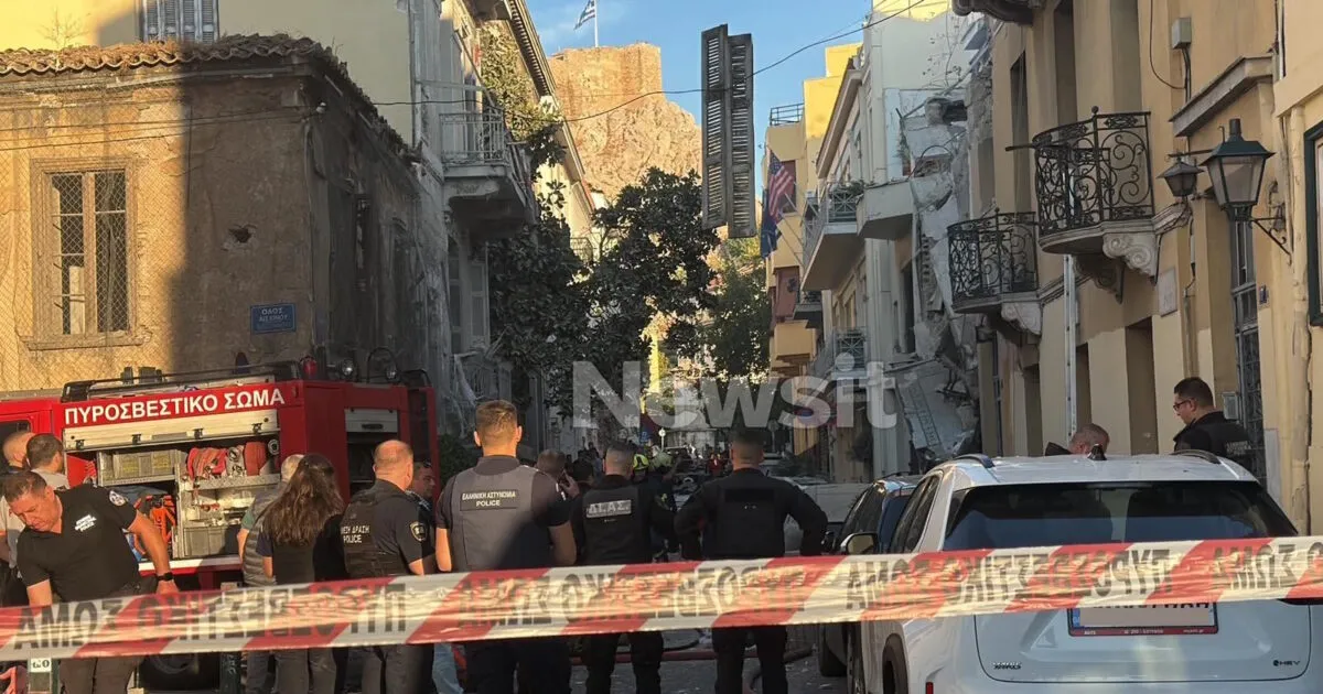 Κατεστραμμένο κτίριο μετά από έκρηξη στην Πλάκα