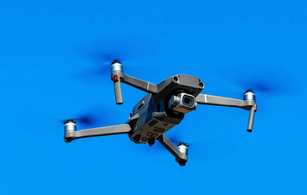 Αεροδρόμιο Βρυξελλών με αεροσκάφος και drone στον ουρανό