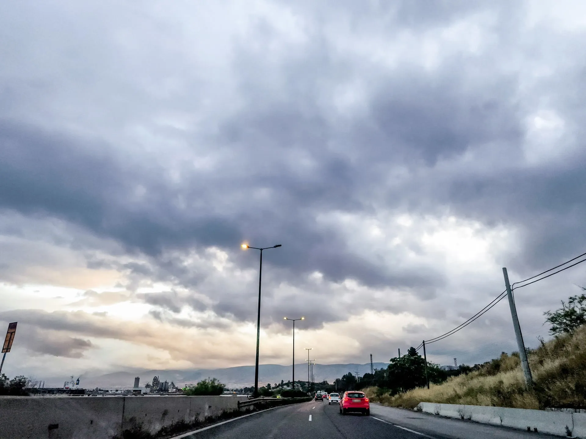 Πυλώνες ηλεκτρικού ρεύματος και μετρητής κατανάλωσης ενέργειας