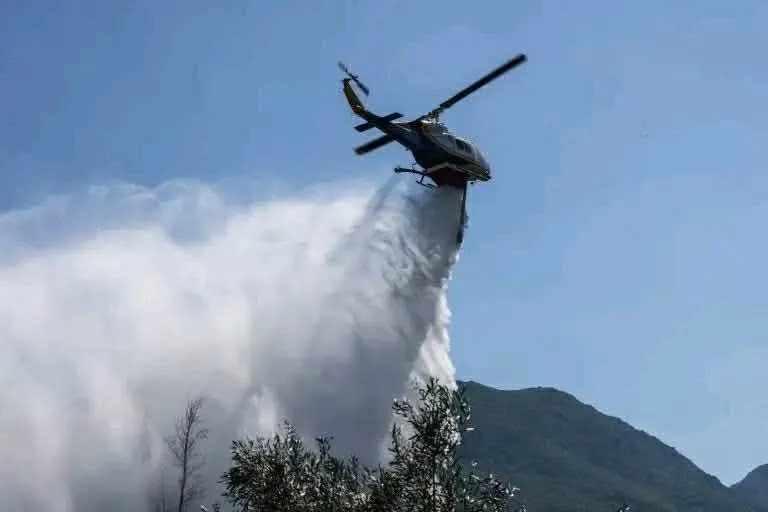 Πυροσβεστικό ελικόπτερο προσγειωμένο σε γήπεδο στο Ελαιοχώρι Καβάλας