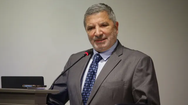 Ο Γιώργος Μαζωνάκης σε συναυλία με μικρόφωνο