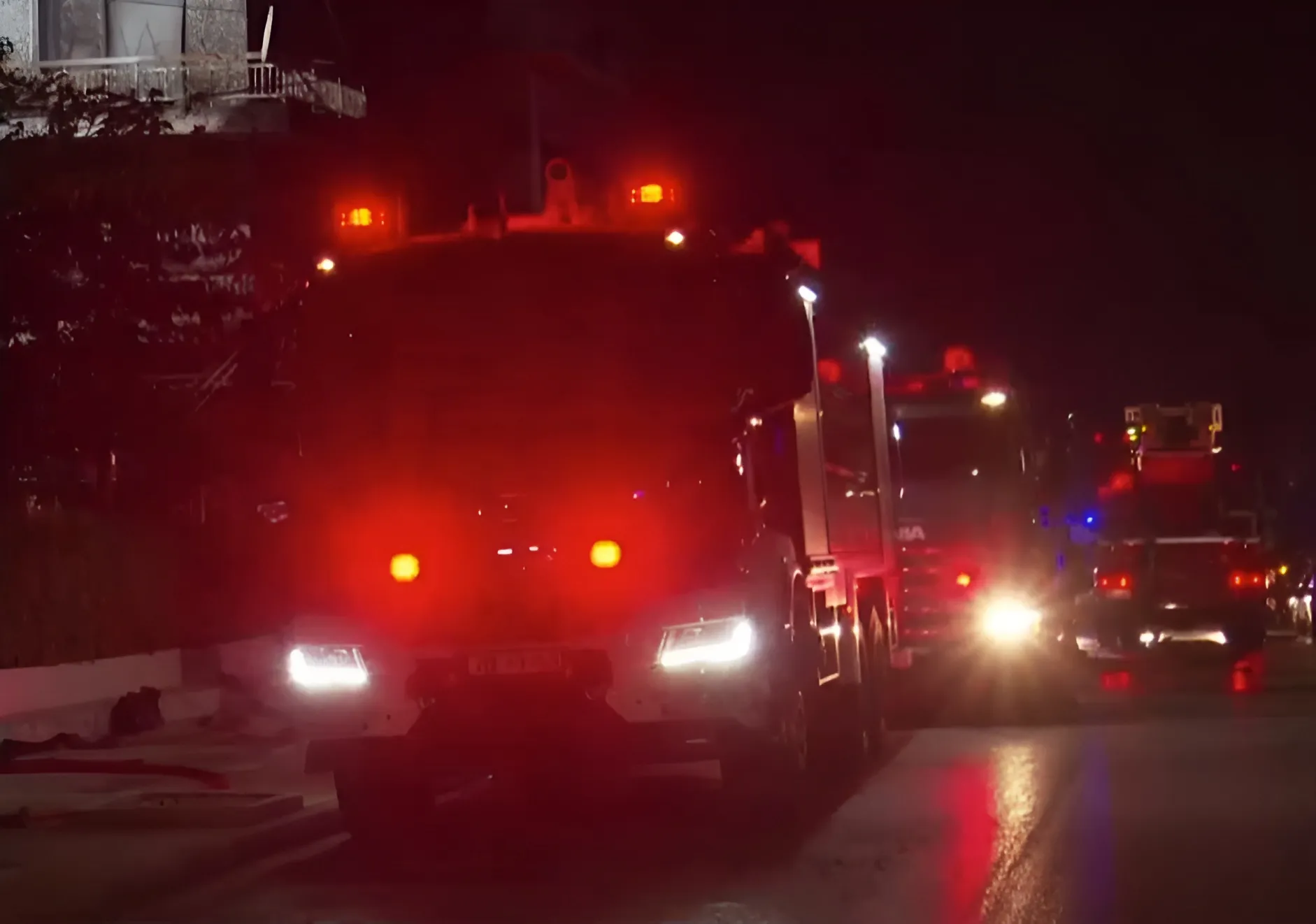 Πυροσβέστες επιχειρούν σε φωτιά σε κτήριο στη Νέα Ιωνία