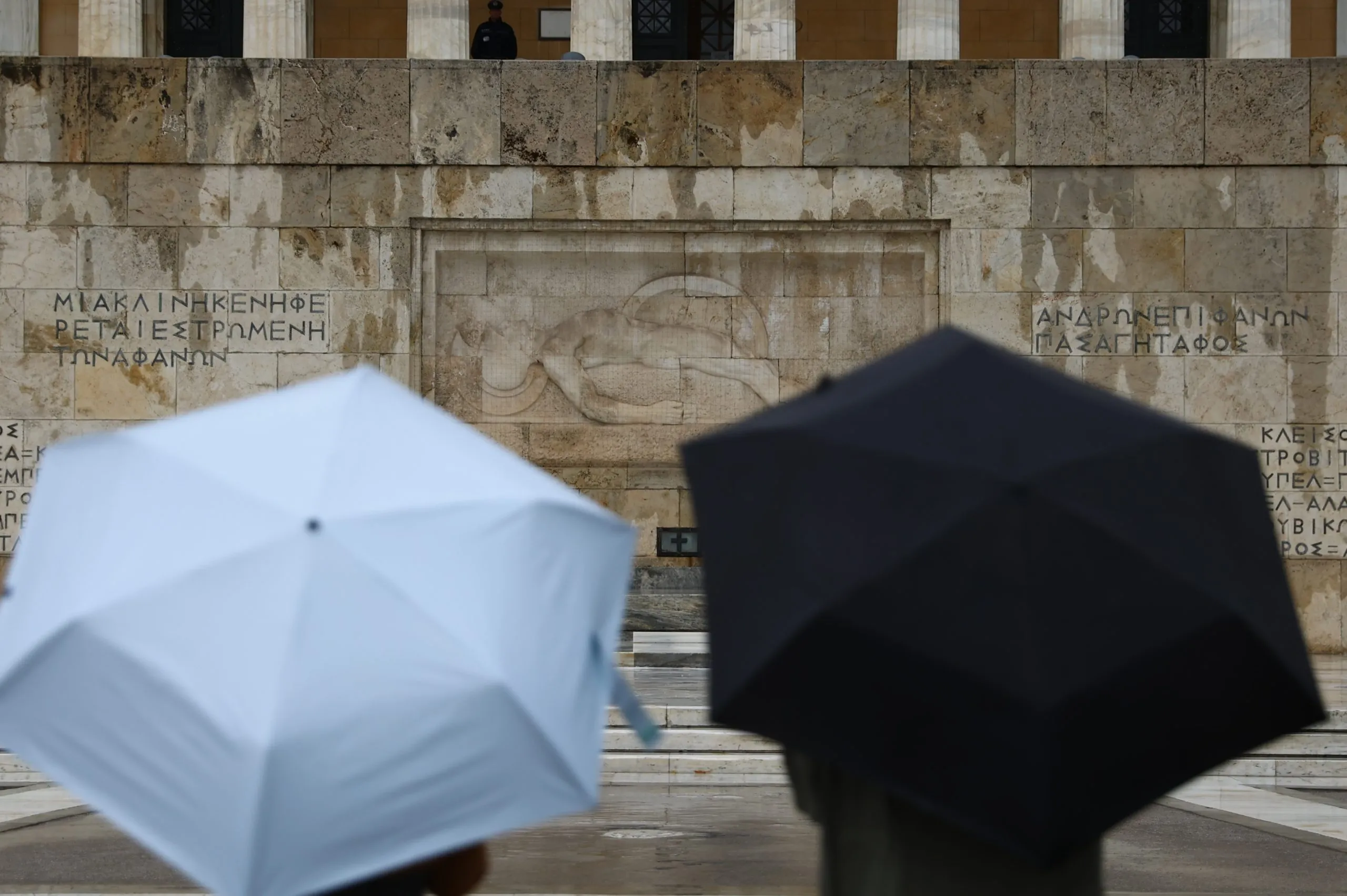 Καταιγίδα και σύννεφα πάνω από την Εύβοια