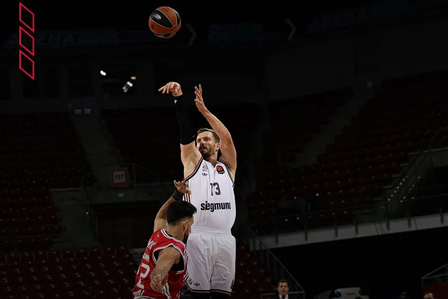 Παίκτες διεκδικούν την μπάλα σε αγώνα Euroleague
