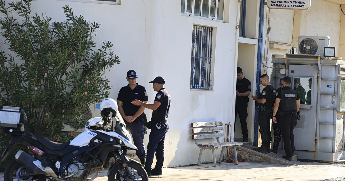 Αστυνομικό τμήμα Μάνδρας όπου σημειώθηκε το περιστατικό με το μαχαίρι