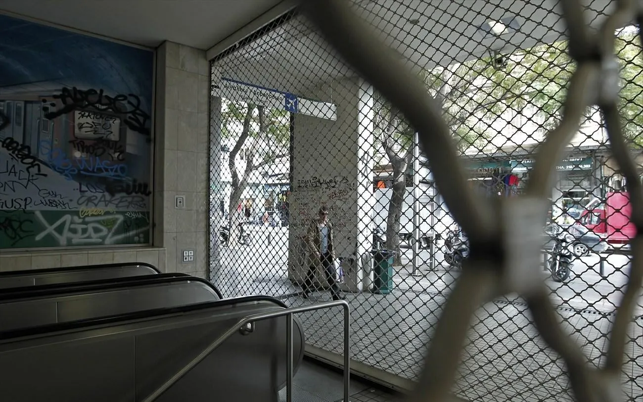 Επιβάτες σε σταθμό της Γραμμής 3 του Μετρό Αθήνας