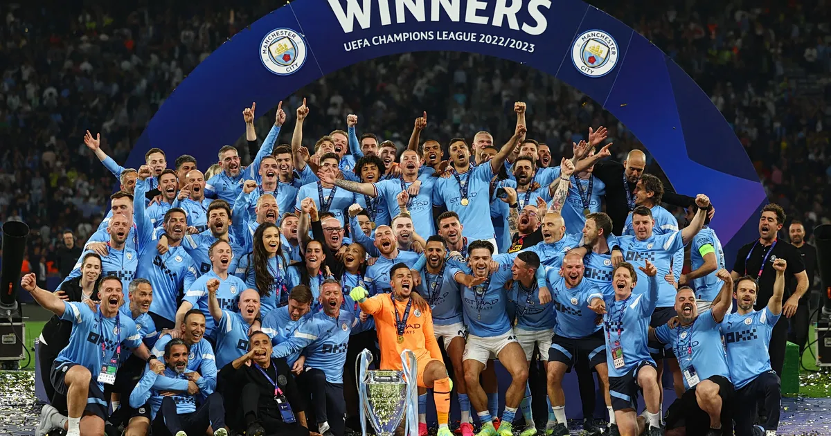 Λογότυπο Μάντσεστερ Σίτι και Premier League δίπλα δίπλα