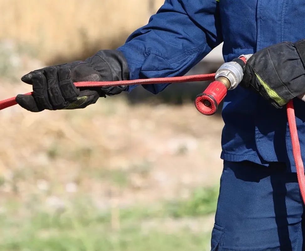 Πυροσβέστες επιχειρούν σε πυρκαγιά σε αγροτική περιοχή