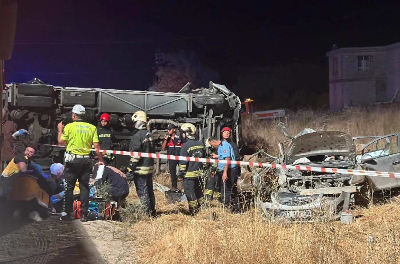 Ασθενοφόρα και διασώστες σε τροχαίο δυστύχημα στην Τουρκία