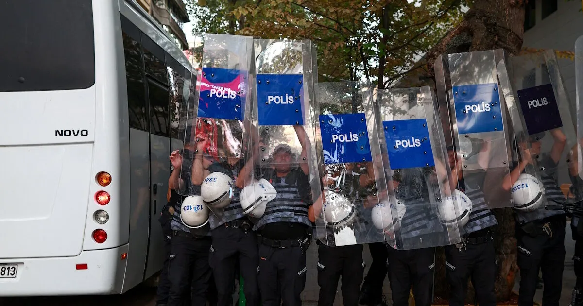 Διαδήλωση συνταξιούχων έξω από Συνταγματικό Δικαστήριο Άγκυρα