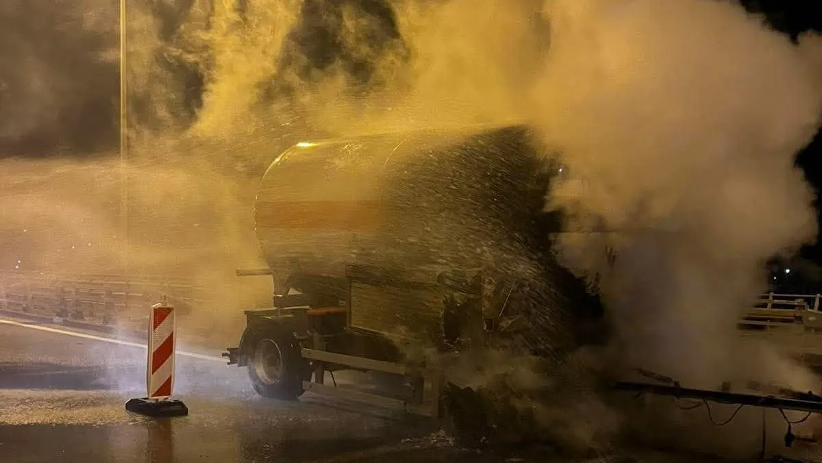 Πυροσβέστες επιχειρούν σε φλεγόμενο βυτιοφόρο υγραερίου στην Ιόνια Οδό
