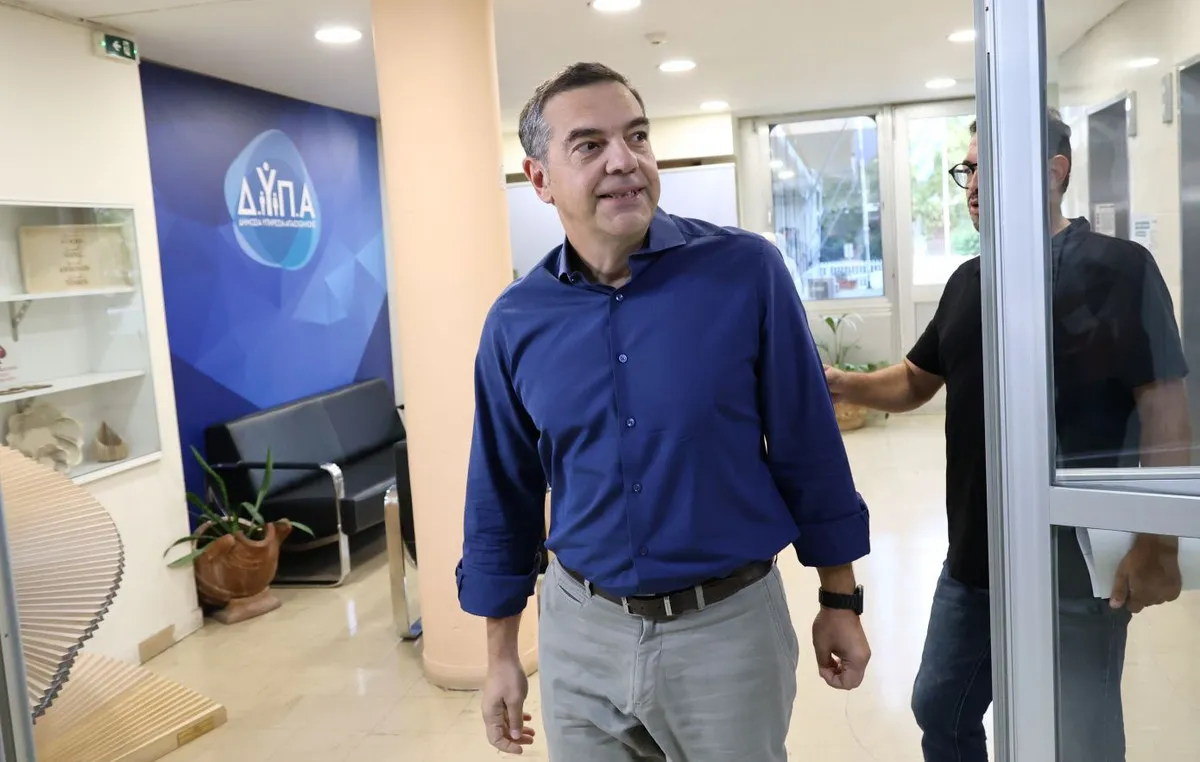 Ο Αλέξης Τσίπρας μιλάει σε συνάντηση για το επίδομα ανεργίας