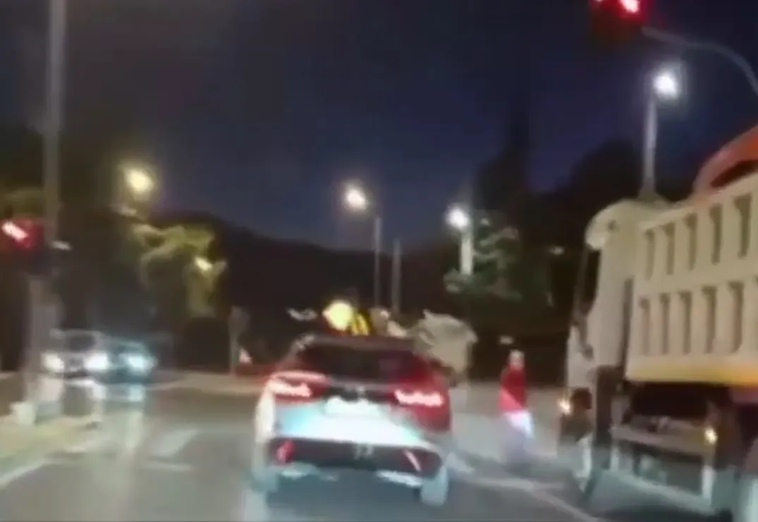 Αυτοκίνητο παραβιάζει κόκκινο φανάρι στη Λεωφόρο Πεντέλης