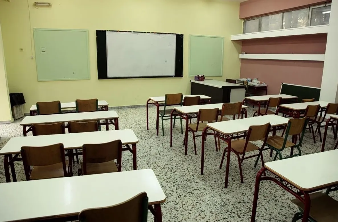Σχολείο στα Χανιά με σπασμένο τζάμι από αεροβόλο