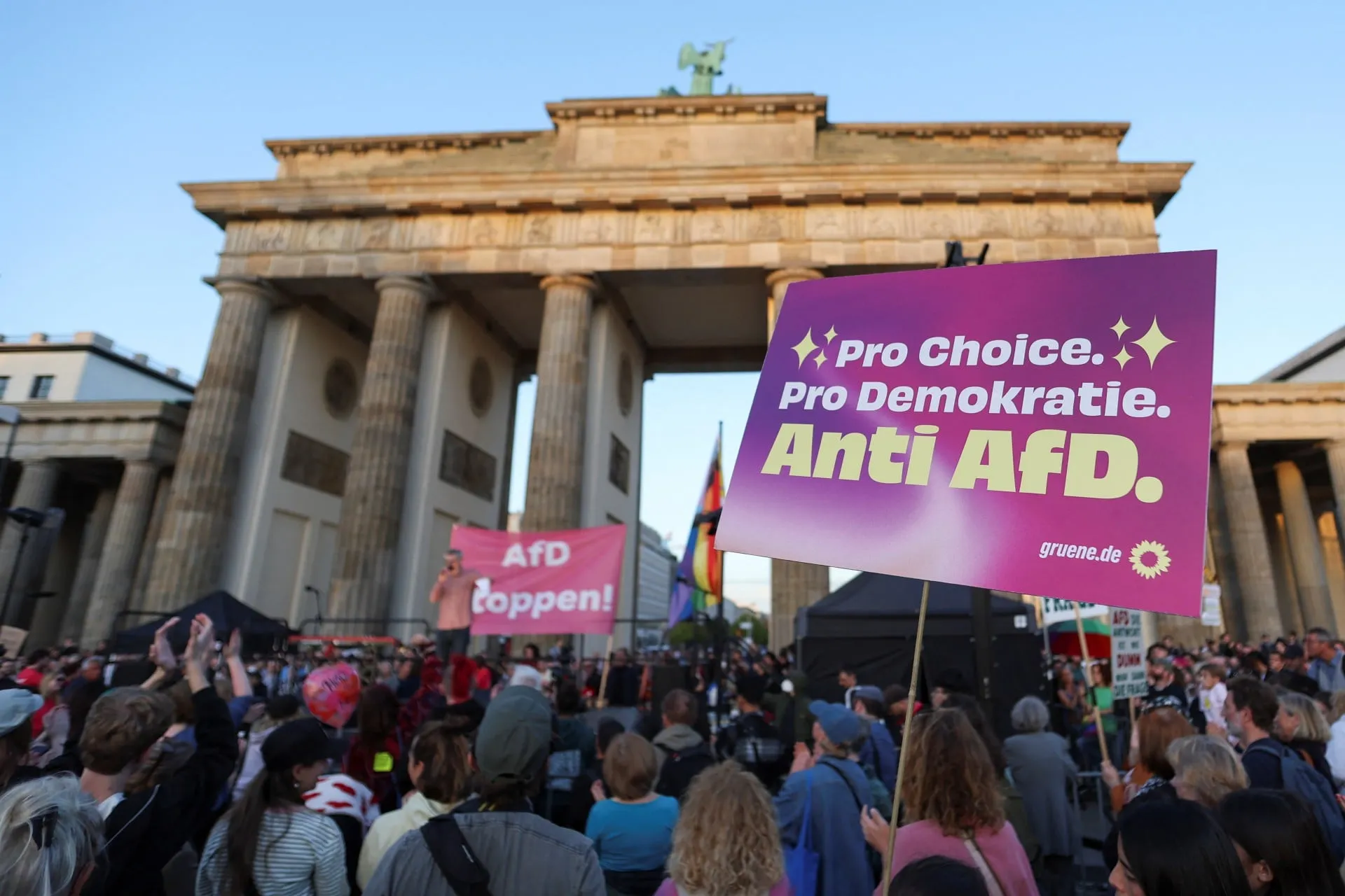 Διαδηλωτές κατά της AfD στην Πύλη του Βρανδεμβούργου
