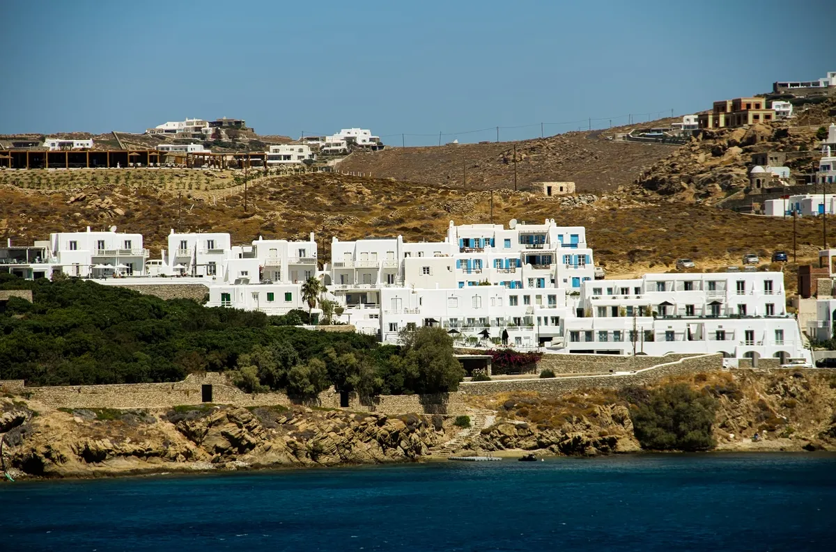 Κτίριο Πολεοδομίας Μυκόνου υπό αστυνομική φρούρηση