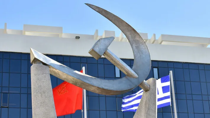 Λογότυπο ΚΚΕ και φωτογραφία του Μητσοτάκη στη ΔΕΘ