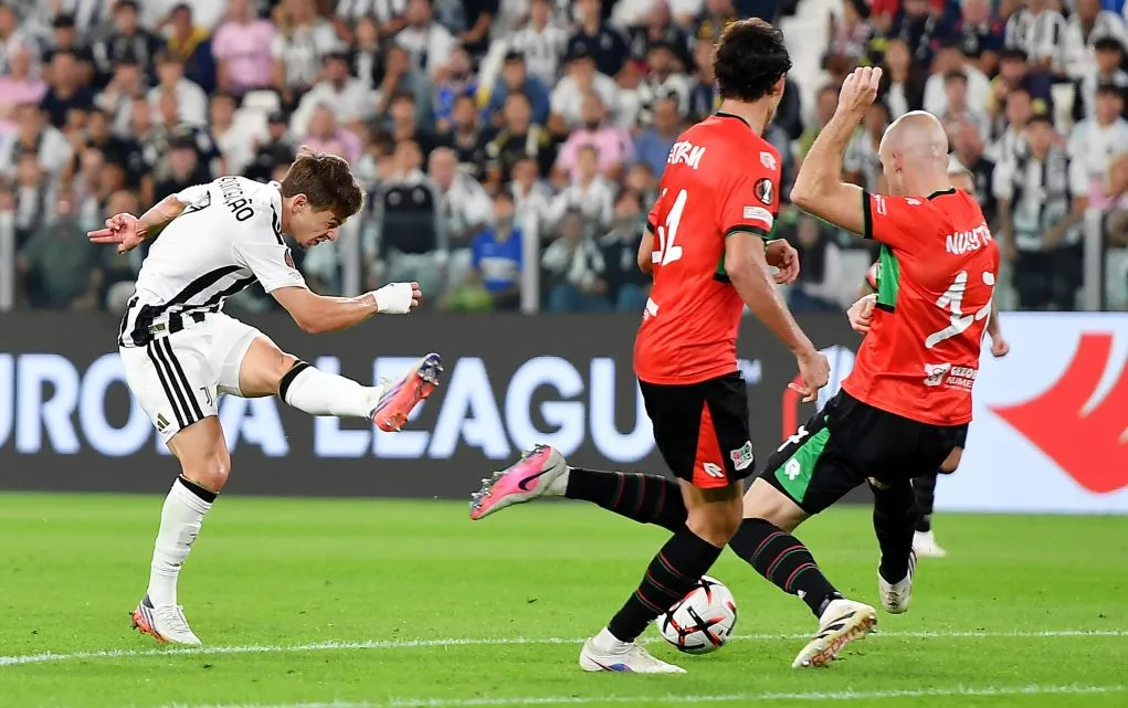 Παίκτες πανηγυρίζουν γκολ σε αγώνα Europa League
