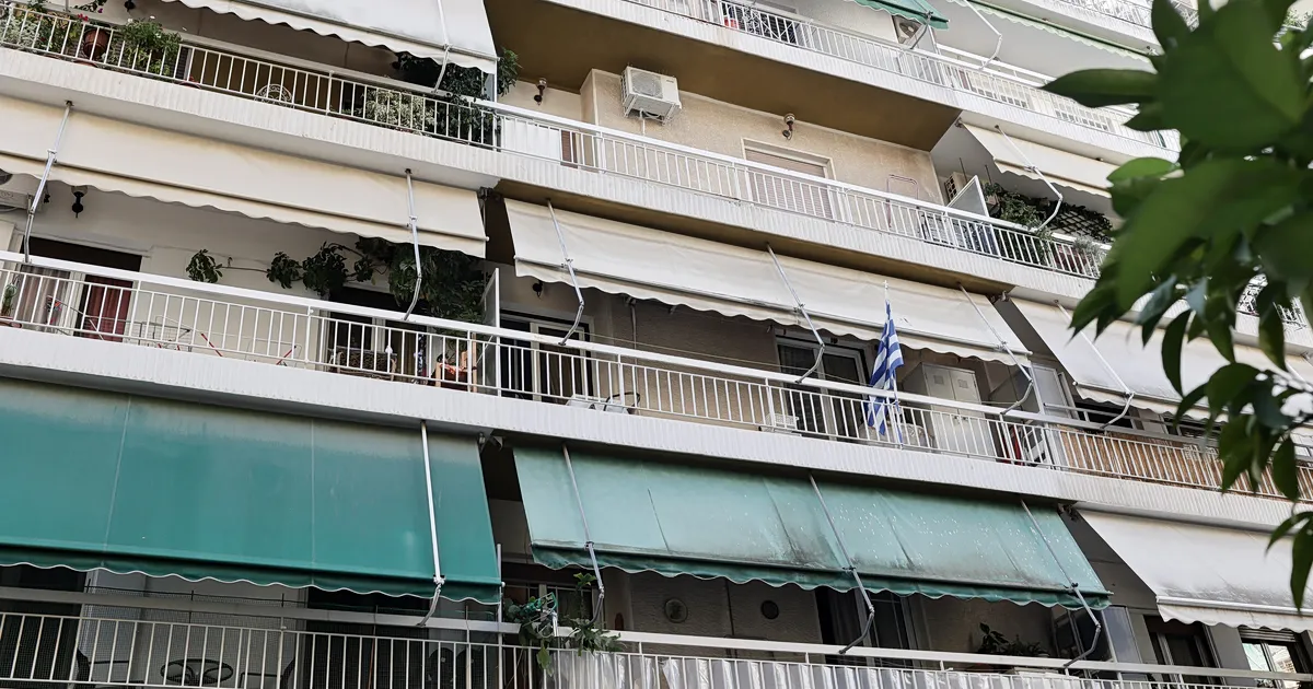Ζευγάρι εξετάζει έγγραφα στεγαστικού δανείου για κατοικία