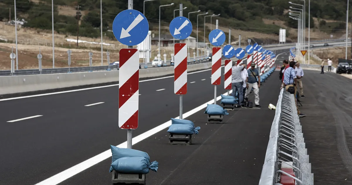 Λογότυπο ΑΕΚ και τηλεοπτική κάμερα γηπέδου