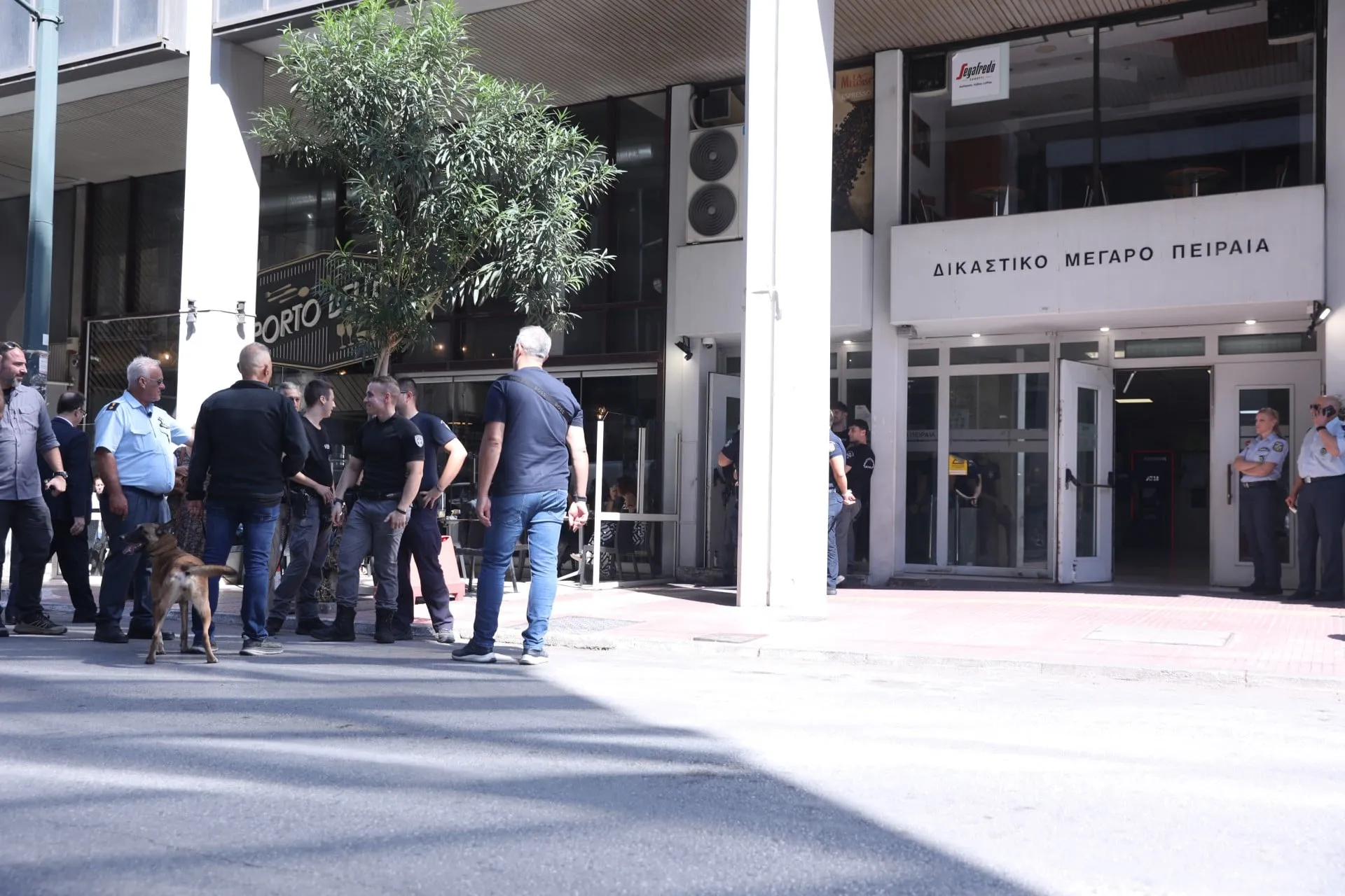 Αστυνομικοί έξω από τα Δικαστήρια Πειραιά