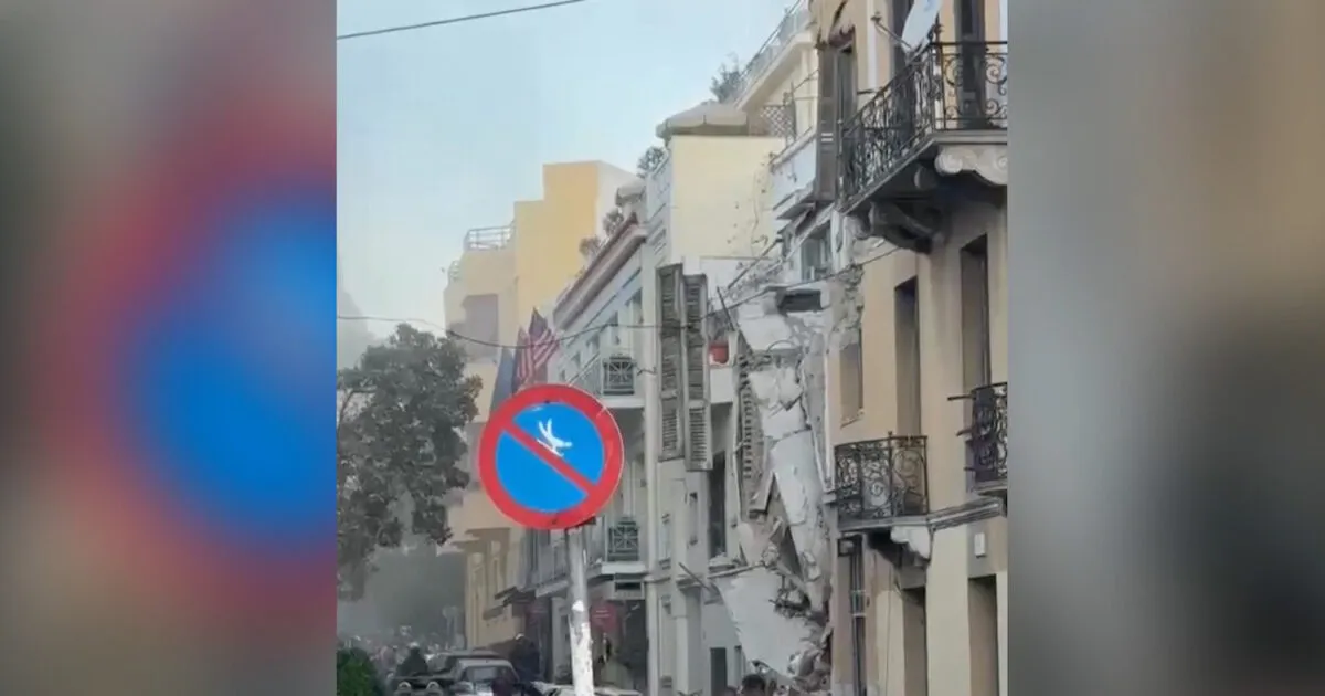 Κατεστραμμένο κτίριο μετά από έκρηξη στην Πλάκα