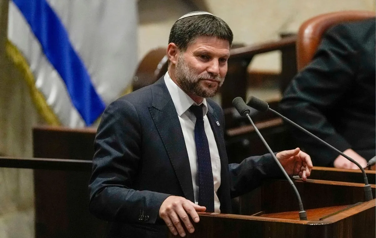 Ο Τραμπ παρουσιάζει τη νέα χαλυβουργία στην Άιοβα