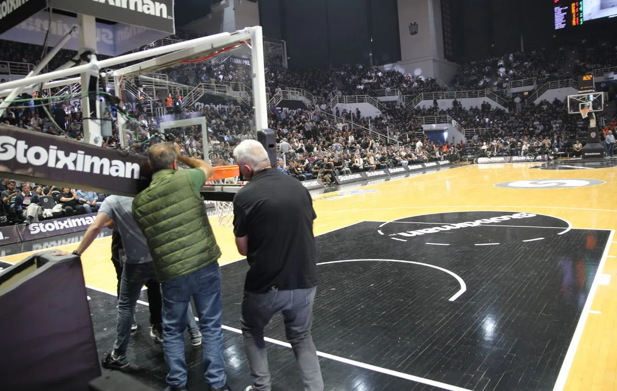 Μπασκέτα στο PAOK Sports Arena κατά τη διακοπή του αγώνα
