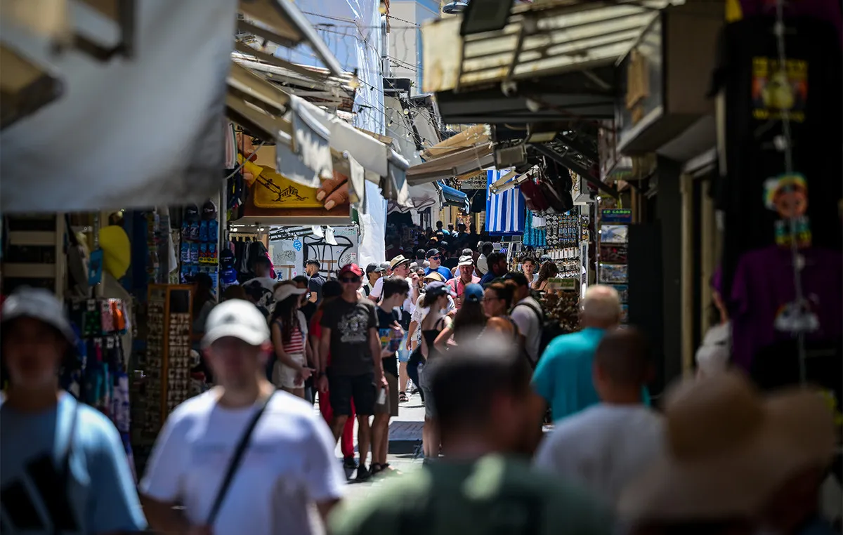Χάρτης καιρού με ήλιο και σύννεφα στην Ελλάδα