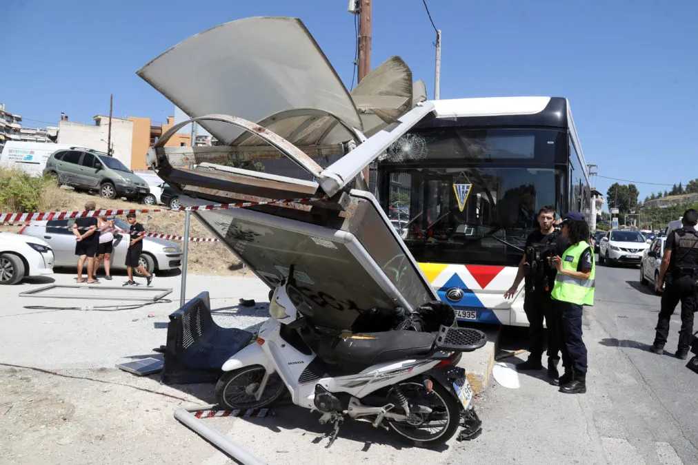 Λεωφορείο ΟΑΣΘ πάνω σε στάση μετά από τροχαίο στη Νεάπολη