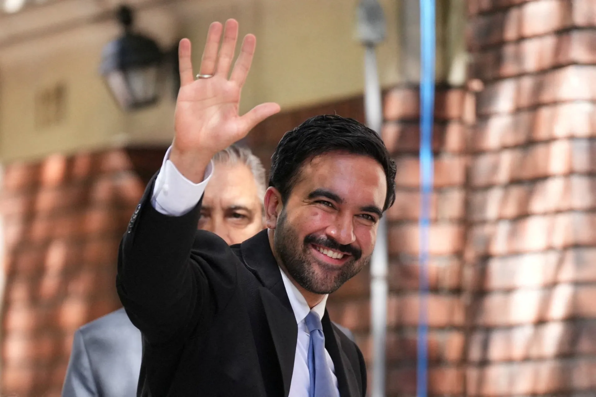 Ο δήμαρχος Ζόραν Μαμντάνι ανακοινώνει στρατηγική κατά αντισημιτισμού