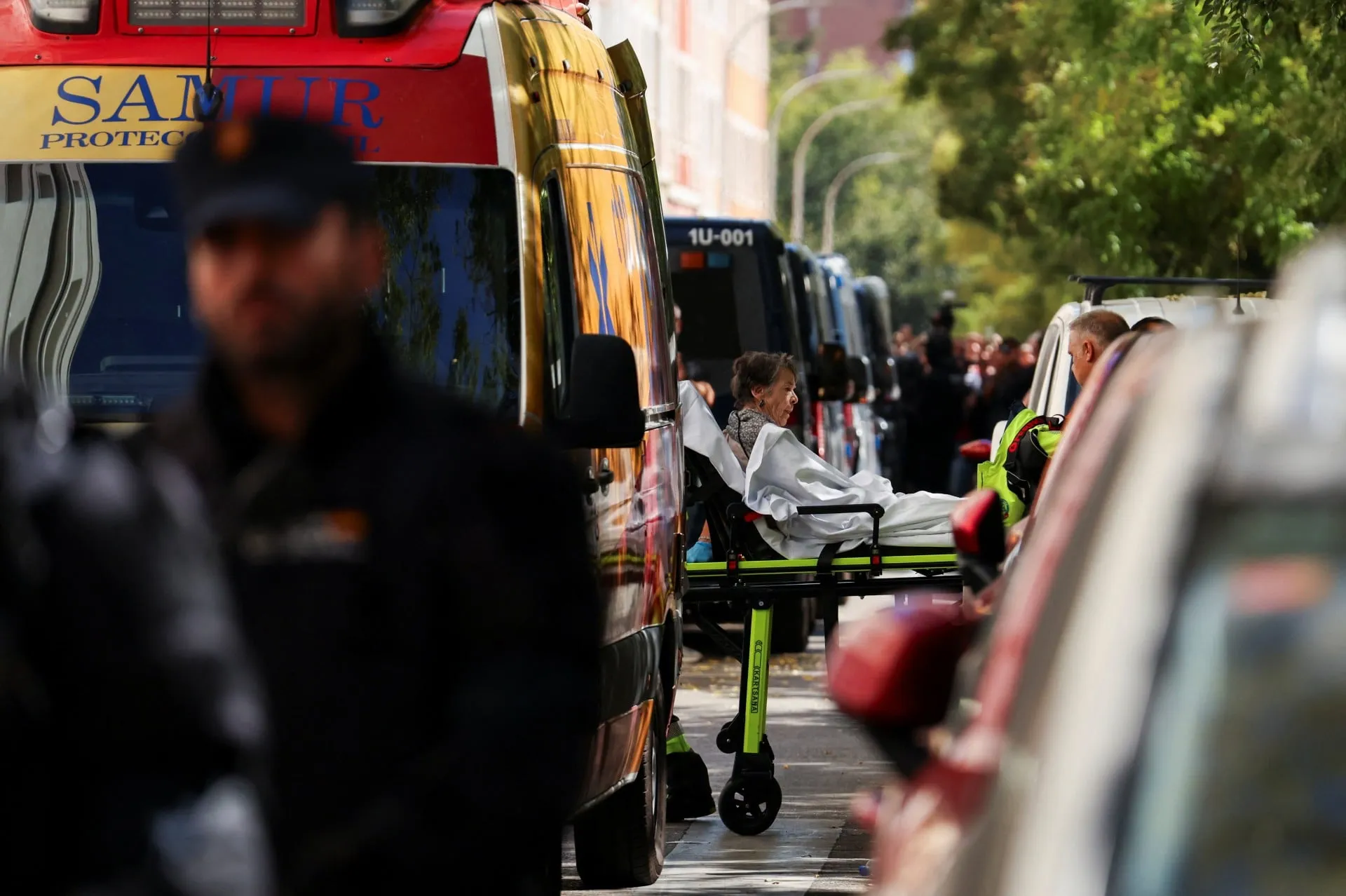 Αστυνομικοί και ακτιβιστές έξω από πολυκατοικία στη Μαδρίτη