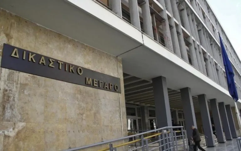 Πυροσβέστες σβήνουν φωτιά σε ξερά χόρτα στην Επανομή