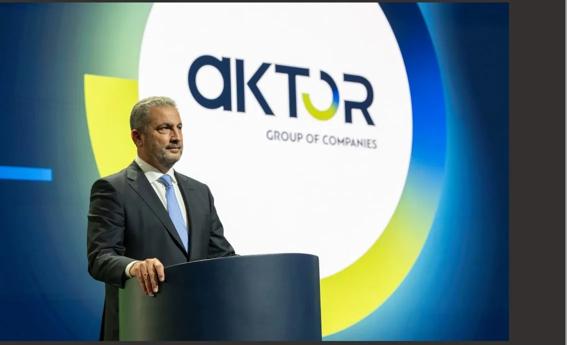 Λογότυπο και εργοτάξιο του Ομίλου AKTOR