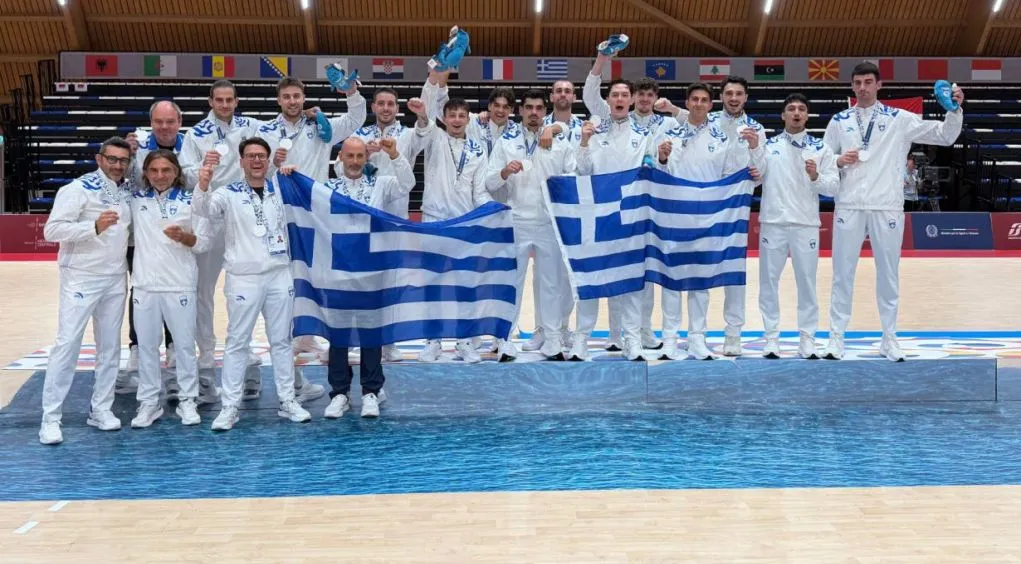 Έλληνες αθλητές πανηγυρίζουν ασημένιο μετάλλιο στο Τάραντο