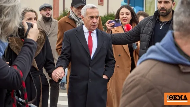 Ο Καλίν Γκεοργκέσκου οδηγείται με χειροπέδες για ανάκριση